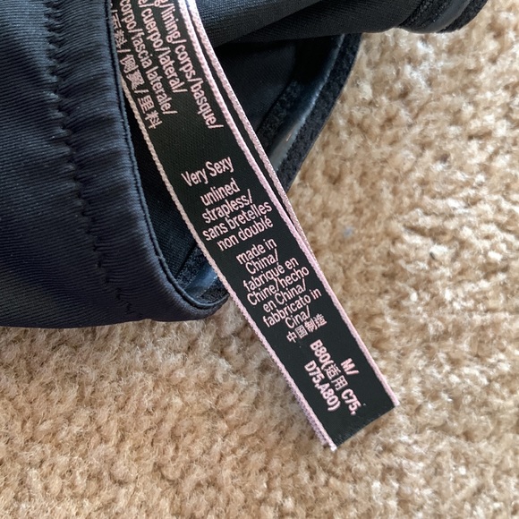 Victoria Secret “Very Sexy” - Picture 4 of 4